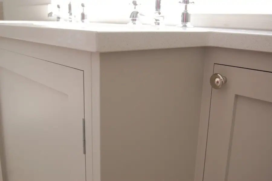 The classic vanity, detail