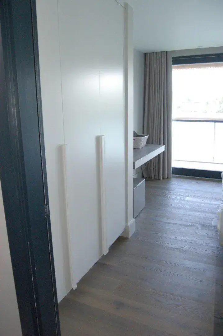 Lakeside, room by room, detail